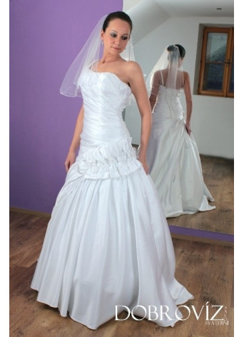 PŮJČOVNA lesklé svatební šaty