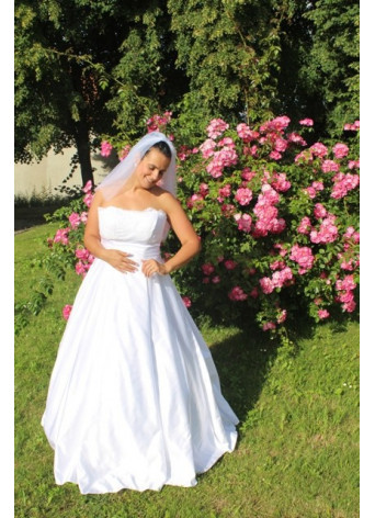 PŮJČOVNA Bílé svatební šaty